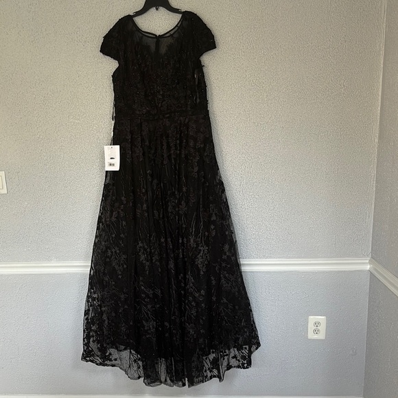 Mac Duggal Black Embellished Floral Cap Sleeve A Line Gown, Lace Maxi Dress NWT - Picture 15 of 17
